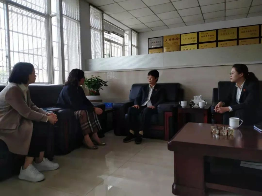 常勤判事の鄭玉清氏と盛州人民法院のドゥ・ハンリ所長が来社し、業務を指導していただきました。